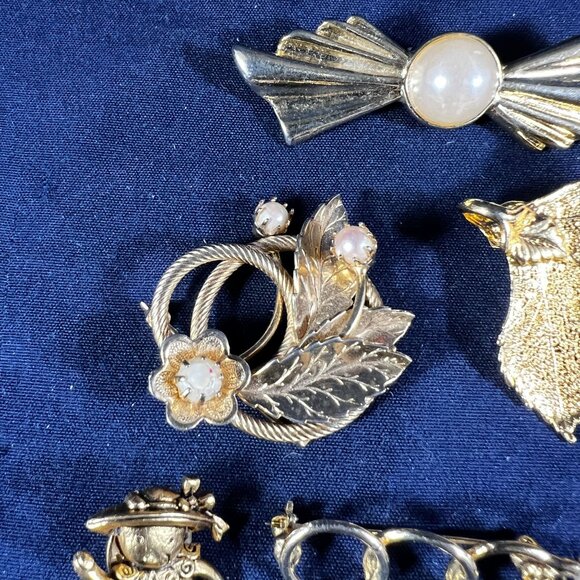 Vintage Gold Tone Brooch Lot Of 6 - Pearl & Floral Designs Leaf Horse Bow & More - Picture 4 of 7